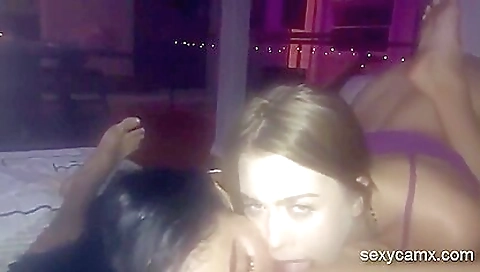 Sexy blondeoutda wadly shows off