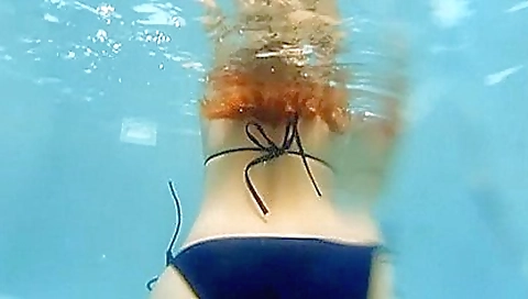 Sexy young chiara shay fellta eleg plung scientisting her feet in the park